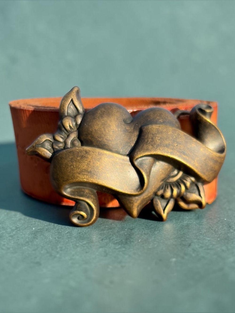 VINTAGE-STYLE BRASS HEART SCROLL BUCKLE FLORAL TOOLED LEATHER BELT – FITS 35–41